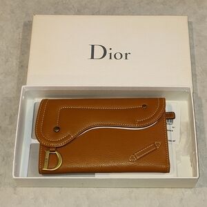 NIB CHRISTIAN DIOR MEDIUM SADDLE MEDIUM WALLET WITH CD CHARM FULL INCLUSION COA
